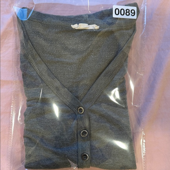 Jane and Delancey Camo V-Neck Women's Top - Small - Picture 6 of 6